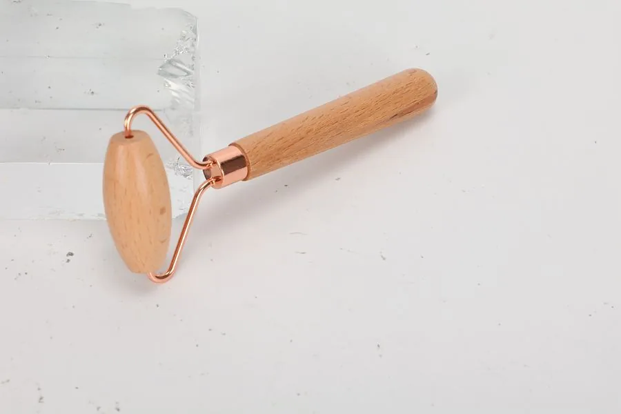 Rodillo facial de madera con marco metálico, pieza del kit de maderoterapia