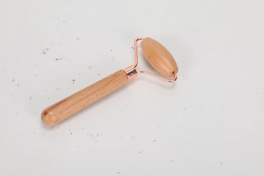 Rodillo facial de madera con marco metálico, pieza del kit de maderoterapia (2/3)